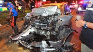 รถพังยับ4คัน ชนสนั่นแยกไฟแดงคลองสี่-ลำลูกกา พี่ช็อก น้องชายเสยท้ายรถตนเอง เสียชีวิต